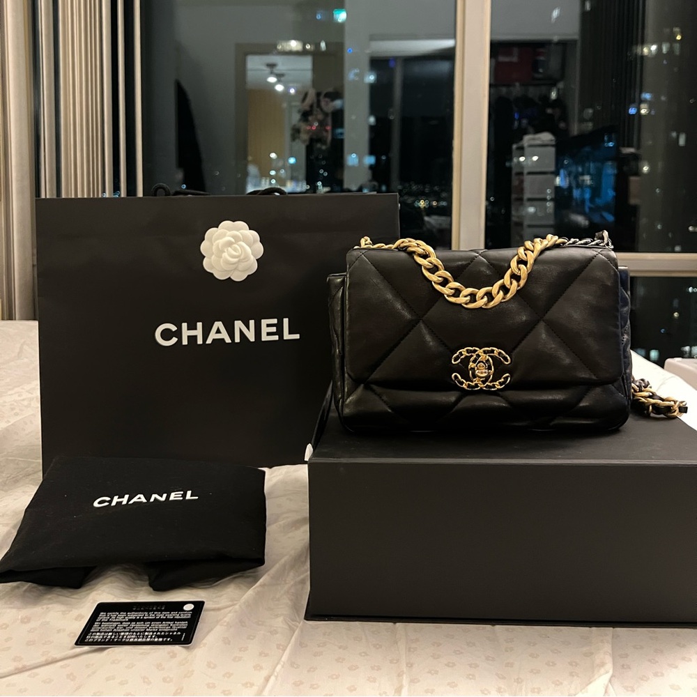 Used Chanel 19 Handbag - Black